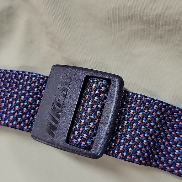 Nike Youth SB (Skateboading) Shorts with Adjustable Belt, Size Medium - Picture 10 of 11